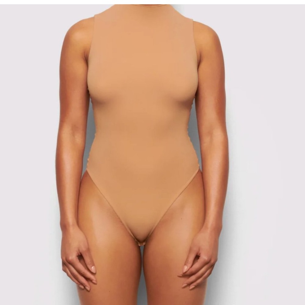 NWT SKIMS Fits Everybody Sleeveless Mock Neck Bodysuit • Ochre • Medium